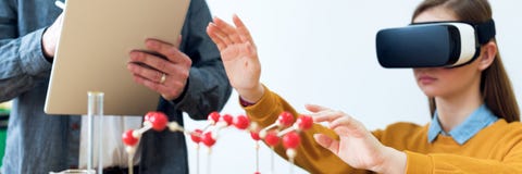 Młody nauczyciel używa rzeczywistość wirtualna szkła i 3D prezentację uczyć uczni w chemii klasie Edukacja, VR, technologia zdjęcia royalty free Młody nauczyciel używa rzeczywistość wirtualna szkła i 3D prezentację uczyć uczni w chemii klasie Edukacja, VR, technologia zdjęcia royalty free