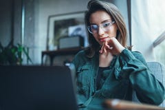 M?ody pi?kny kobieta modela obsiadanie przy wygodnym u?ywa? laptopem i kar?em Pracuj?cy proces przy coworking fotografia royalty free M?ody pi?kny kobieta modela obsiadanie przy wygodnym u?ywa? laptopem i kar?em Pracuj?cy proces przy coworking fotografia royalty free