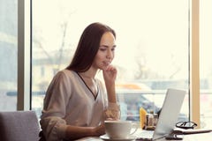 Młody pomyślny atrakcyjny długowłosy kobieta bizneswomanu sitt fotografia stock Młody pomyślny atrakcyjny długowłosy kobieta bizneswomanu sitt fotografia stock