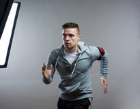 Młody przystojny sportowiec zdjęcie stock Młody przystojny sportowiec zdjęcie stock