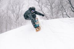 M?ody snowboarder opuszcza w przyrodni? drymb? obrazy royalty free M?ody snowboarder opuszcza w przyrodni? drymb? obrazy royalty free