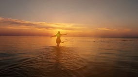 Młody szczęśliwy kobieta bieg na plaży kamera z powrotem zbiory Młody szczęśliwy kobieta bieg na plaży kamera z powrotem zbiory