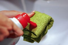 Młodych kochanek uses zlew ciekły cleaner bez rękawiczek obraz stock Młodych kochanek uses zlew ciekły cleaner bez rękawiczek obraz stock