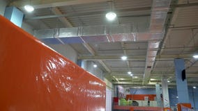 Młodzi Człowiecy Skacze Przy Trampoline W boisku Indoors Aktywni ludzie samiec Ma zabawę Przy sporta centrum swobodny ruch zdjęcie wideo Młodzi Człowiecy Skacze Przy Trampoline W boisku Indoors Aktywni ludzie samiec Ma zabawę Przy sporta centrum swobodny ruch zdjęcie wideo