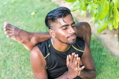 Młodzi joga mężczyzna lekarzi praktykujący robi joga na naturze Azjatycki indyjski yogis mężczyzna na trawie w parku Bali wyspa obrazy royalty free Młodzi joga mężczyzna lekarzi praktykujący robi joga na naturze Azjatycki indyjski yogis mężczyzna na trawie w parku Bali wyspa obrazy royalty free