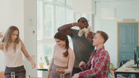 Młodzi ludzie robi deszczowi z pieniądze przy coworking przestrzenią Pieniądze latanie w powietrzu zbiory wideo Młodzi ludzie robi deszczowi z pieniądze przy coworking przestrzenią Pieniądze latanie w powietrzu zbiory wideo