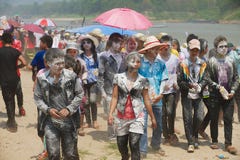 Młodzi ludzie świętują Laotian nowego roku przy bankiem Mekong rzeka w Luang Prabang, Laos Obrazy Stock Młodzi ludzie świętują Laotian nowego roku przy bankiem Mekong rzeka w Luang Prabang, Laos Obrazy Stock