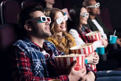 młodzi przyjaciele w 3d szkłach z popkornu i sody dopatrywania filmem obraz stock młodzi przyjaciele w 3d szkłach z popkornu i sody dopatrywania filmem obraz stock