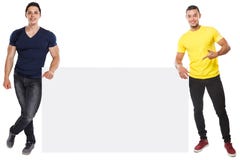 Młodzi łacińscy mężczyźni pokazuje wskazujący copyspace marketingowy reklamy ogłoszenie pusty puste miejsce znak odizolowywający zdjęcie stock Młodzi łacińscy mężczyźni pokazuje wskazujący copyspace marketingowy reklamy ogłoszenie pusty puste miejsce znak odizolowywający zdjęcie stock