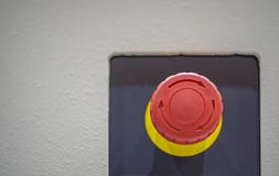 N?d- knappstopp som ?r r?tt av s?kerhetskontroll royaltyfri fotografi N?d- knappstopp som ?r r?tt av s?kerhetskontroll royaltyfri fotografi