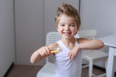 N?ra ?vre st?ende av gulligt som ?r f?rtjusande, overaller f?r grov bomullstvill f?r litet barnpojke b?rande, l?ng T-tr?ja och at royaltyfri fotografi N?ra ?vre st?ende av gulligt som ?r f?rtjusande, overaller f?r grov bomullstvill f?r litet barnpojke b?rande, l?ng T-tr?ja och at royaltyfri fotografi