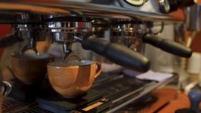 N?rbild i koppen kaffe som h?lls fr?n kaffemaskinen konst Coffe f?rberedelse med yrkesm?ssig utrustning i coffee shop arkivfoto N?rbild i koppen kaffe som h?lls fr?n kaffemaskinen konst Coffe f?rberedelse med yrkesm?ssig utrustning i coffee shop arkivfoto