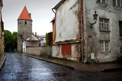 Na de regen Straat en toren van een stadsmuur Oude Stad Tallinn, Estland stock fotografie Na de regen Straat en toren van een stadsmuur Oude Stad Tallinn, Estland stock fotografie
