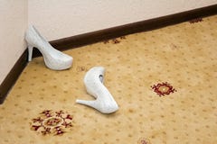 Na dywanie target217_1_ kobieta buty Zdjęcie Stock Na dywanie target217_1_ kobieta buty Zdjęcie Stock
