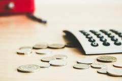 Na stole są monety i kalkulator Zdjęcia Stock Na stole są monety i kalkulator Zdjęcia Stock