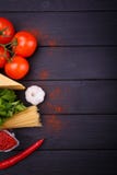 Na stole układzie spaghetti, wiśni, pietruszce, pieprzu i czosnku, na widok Zakończenie _ obrazy stock Na stole układzie spaghetti, wiśni, pietruszce, pieprzu i czosnku, na widok Zakończenie _ obrazy stock