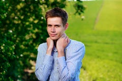 Na tle natura, piękny mężczyzna patrzeje w ca zdjęcia stock Na tle natura, piękny mężczyzna patrzeje w ca zdjęcia stock