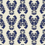 Naadloos bloemenpatroon met tulpen, papavers en lelies Complexe vectordruk in blauw, zwarte en room stock illustratie Naadloos bloemenpatroon met tulpen, papavers en lelies Complexe vectordruk in blauw, zwarte en room stock illustratie