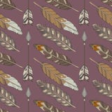 Naadloos bohopatroon met natuurlijke gekleurde adelaarsveren en pijlen op purpere achtergrond stock illustratie Naadloos bohopatroon met natuurlijke gekleurde adelaarsveren en pijlen op purpere achtergrond stock illustratie