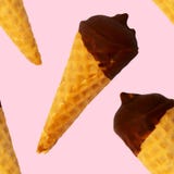 Naadloos patroon De hoorn van de roomijswafel in chocoladeglans royalty-vrije stock fotografie Naadloos patroon De hoorn van de roomijswafel in chocoladeglans royalty-vrije stock fotografie