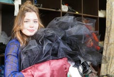 Naaister, meer costumier of verkoper die een bos van kleding houden Portret van vrouw in studio royalty-vrije stock afbeelding Naaister, meer costumier of verkoper die een bos van kleding houden Portret van vrouw in studio royalty-vrije stock afbeelding