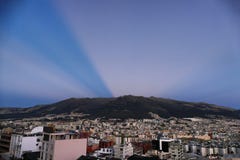 Nach Vollmond über Quito Pichincha Ecuador lizenzfreie stockfotos Nach Vollmond über Quito Pichincha Ecuador lizenzfreie stockfotos