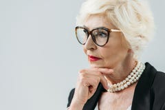 nachdenkliche elegante ältere Dame mit Perlenhalskette, Lizenzfreie Stockfotos nachdenkliche elegante ältere Dame mit Perlenhalskette, Lizenzfreie Stockfotos