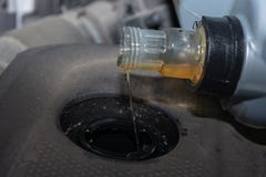 NachfüllungsMotoröl im Auto stockfoto NachfüllungsMotoröl im Auto stockfoto