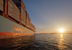 Nachodka La Russia - 22 agosto 2017: Nave porta-container Gerner Maersk all'ancora nelle strade sul sanset immagini stock libere da diritti Nachodka La Russia - 22 agosto 2017: Nave porta-container Gerner Maersk all'ancora nelle strade sul sanset immagini stock libere da diritti