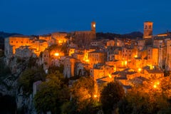 Nacht Sorano en Straatlantaarns stock foto's Nacht Sorano en Straatlantaarns stock foto's