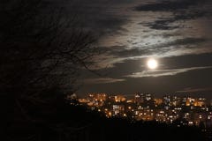 Nacht Zlin en volle maan stock afbeelding Nacht Zlin en volle maan stock afbeelding