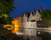 Nachtansicht von Steenhouwersdijk-Kanal, Brügge, Belgien stockbild Nachtansicht von Steenhouwersdijk-Kanal, Brügge, Belgien stockbild