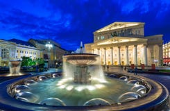 Nachtansicht von Theater und von Brunnen Bolshoi in Moskau stockfotografie Nachtansicht von Theater und von Brunnen Bolshoi in Moskau stockfotografie