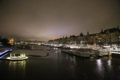 Nachtdijk in de winter Stockholm, oude schepen, ellumination stock fotografie Nachtdijk in de winter Stockholm, oude schepen, ellumination stock fotografie