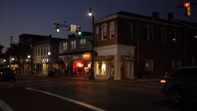 Nachteinspieler typischer amerikanischer Kleinstadt-Main Street -Ecke stock video footage Nachteinspieler typischer amerikanischer Kleinstadt-Main Street -Ecke stock video footage