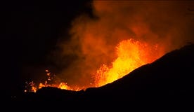 Nachteruption von Lava vom Vulkan Rot spritzt vom Mund des Vulkans lizenzfreie stockfotografie Nachteruption von Lava vom Vulkan Rot spritzt vom Mund des Vulkans lizenzfreie stockfotografie