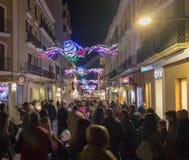 NACHTfoto VAN EEN GEBIED VAN DE STRAATbar MET VELE MENSEN stock fotografie NACHTfoto VAN EEN GEBIED VAN DE STRAATbar MET VELE MENSEN stock fotografie