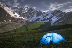 Nachtlandschap van bergen en een tent van toeristen in Svaneti, Georgië Kamp in berg bij nacht stock foto's Nachtlandschap van bergen en een tent van toeristen in Svaneti, Georgië Kamp in berg bij nacht stock foto's