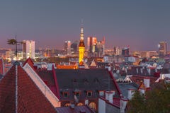 Nachtluftstadtbild von Tallinn, Estland lizenzfreies stockfoto Nachtluftstadtbild von Tallinn, Estland lizenzfreies stockfoto