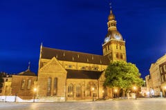 Nachtmening van de Koepelkathedraal in Riga, Letland royalty-vrije stock afbeelding Nachtmening van de Koepelkathedraal in Riga, Letland royalty-vrije stock afbeelding