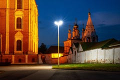 Nachtmening van verlichte kerk en Kathedraal van Ryazan het Kremlin in Rusland stock foto's Nachtmening van verlichte kerk en Kathedraal van Ryazan het Kremlin in Rusland stock foto's