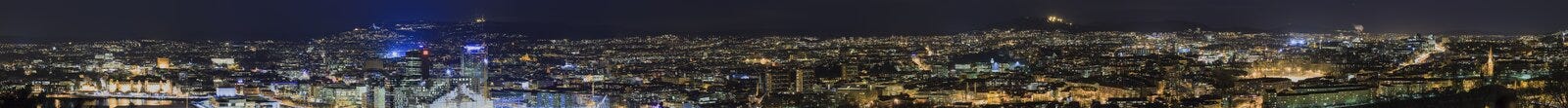Nachtpanorama van Oslo royalty-vrije stock afbeeldingen Nachtpanorama van Oslo royalty-vrije stock afbeeldingen