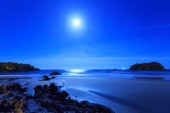 Nachtscène: Maan over Oceaan, Strand, en Eilanden stock afbeelding Nachtscène: Maan over Oceaan, Strand, en Eilanden stock afbeelding