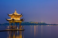 Nachtscène van het westenmeer in hangzhou royalty-vrije stock fotografie Nachtscène van het westenmeer in hangzhou royalty-vrije stock fotografie
