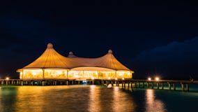 Nachtszene des Restaurants über Wasser lizenzfreie stockfotografie Nachtszene des Restaurants über Wasser lizenzfreie stockfotografie