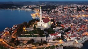 Nachtvogelperspektive von Rovinj, Kroatien Nachtvogelperspektive von Rovinj, Kroatien