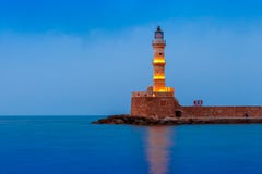 Nachtvuurtoren in oude haven, Chania, Kreta stock fotografie Nachtvuurtoren in oude haven, Chania, Kreta stock fotografie