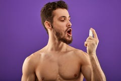 Nackter Kerl, der Mund freshner verwendet lizenzfreie stockfotografie Nackter Kerl, der Mund freshner verwendet lizenzfreie stockfotografie