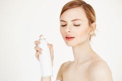 Nacktes schönes blondes Mädchen mit frischer perfekter Haut lächelnd, die Kamera betrachtend, die Cosmetologysprühflasche über We stockfotos Nacktes schönes blondes Mädchen mit frischer perfekter Haut lächelnd, die Kamera betrachtend, die Cosmetologysprühflasche über We stockfotos
