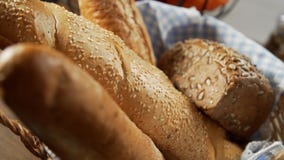 Naco de pão na cesta, produtos da padaria, padaria fresca video estoque Naco de pão na cesta, produtos da padaria, padaria fresca video estoque